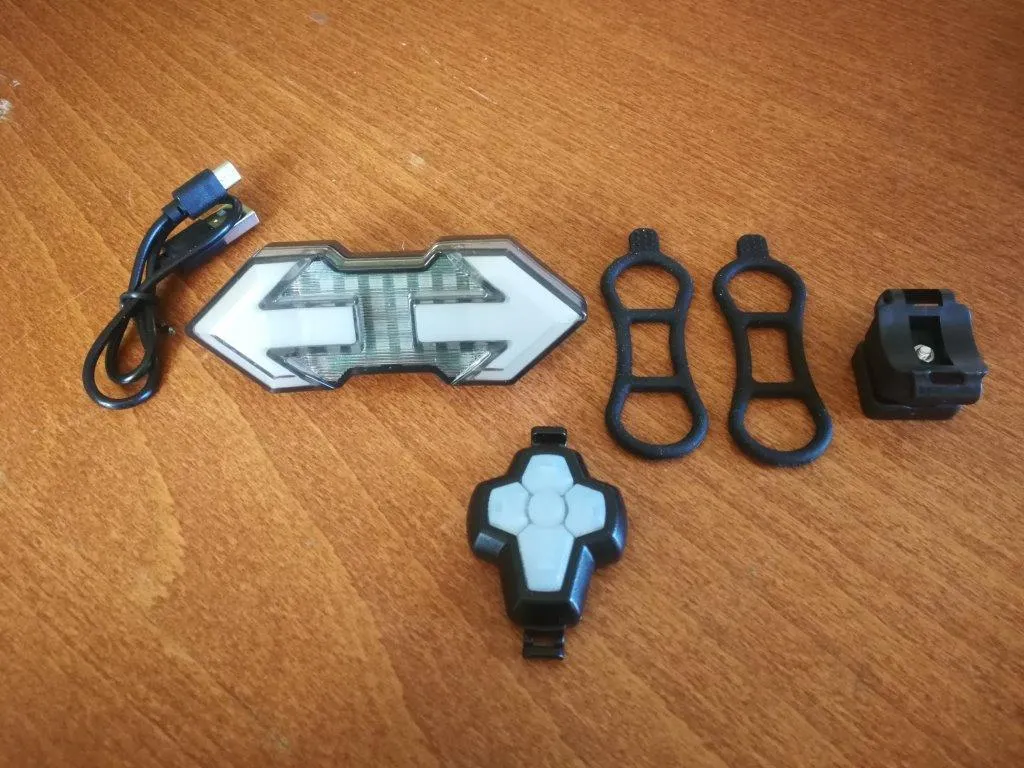 Zadní LED světlo s blinkry BL02 (vč.bat.) - 2